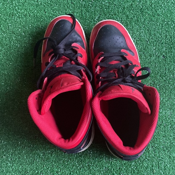 Jordan 1 Mid Reverse Bred (2021) (GS) Red size 7 7y - Picture 6 of 7